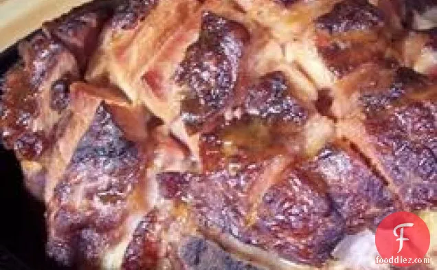 मेपल शीशे का आवरण के साथ बेक्ड हैम