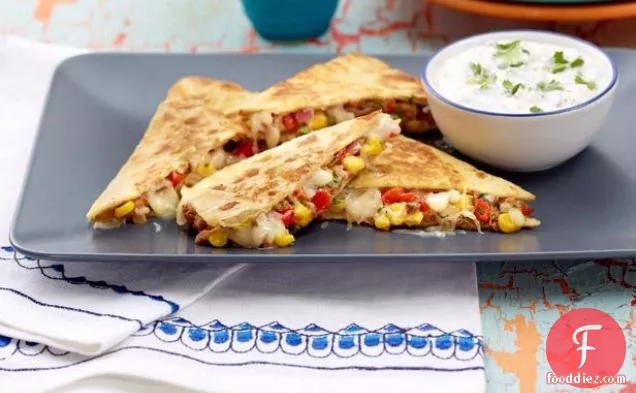 सीलेंट्रो-लाइम खट्टा क्रीम के साथ दक्षिण-पश्चिम क्साडिला