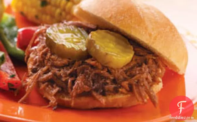कटा हुआ बारबेक्यू बीफ सैंडविच