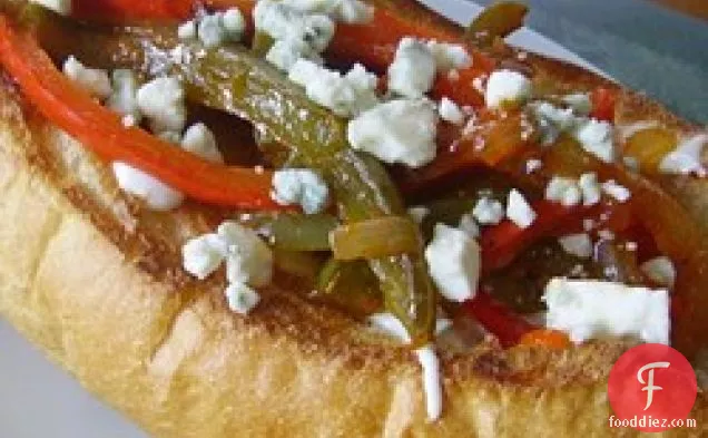 भैंस चिकन सॉसेज और काली मिर्च सैंडविच