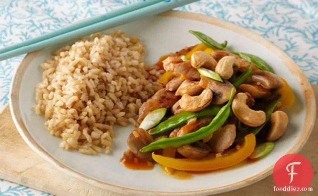 पोर्क, स्नो मटर और मशरूम स्टिर-फ्राई दो के लिए