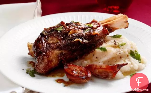 नींबू और जड़ी बूटियों के साथ भुना हुआ भेड़ का बच्चा