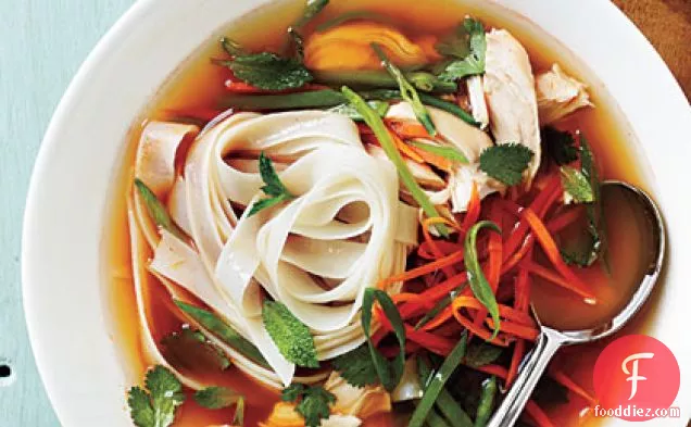 मसालेदार एशियाई चिकन और नूडल सूप