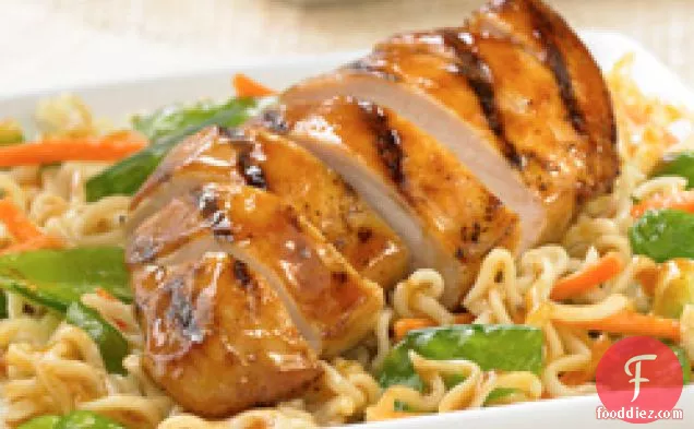 दो के लिए एशियाई चिकन नूडल सलाद
