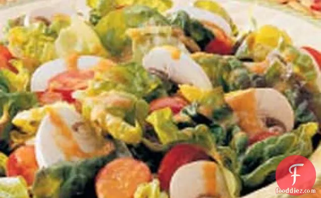 Salad with Tomato-Green Pepper Dressing