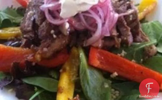 मसालेदार गुलाबी प्याज के साथ ग्रील्ड फजीता स्टेक सलाद