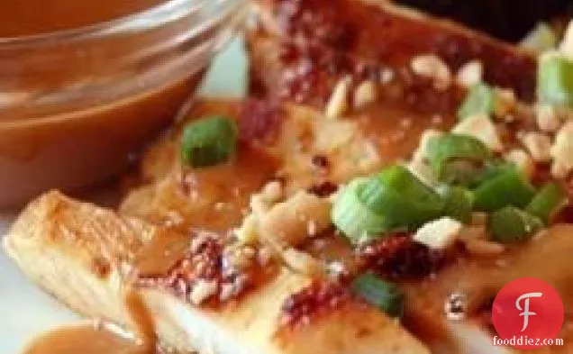 थाई चिकन डिपिंग सॉस के साथ काटता है