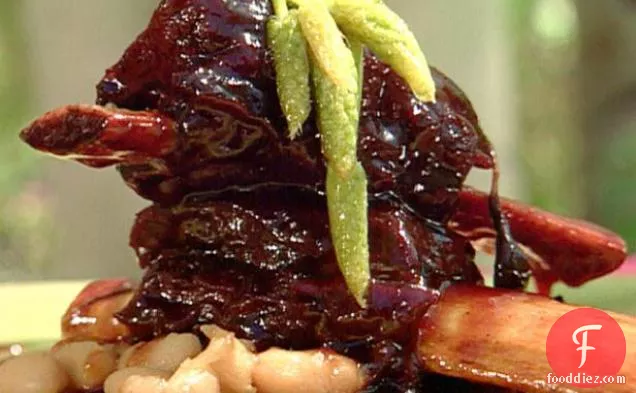 शेरी सिरका के साथ चमकता हुआ और ब्रेज़्ड छोटी पसलियाँ