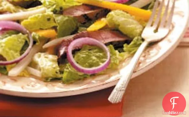 फल के साथ ग्रील्ड स्टेक सलाद