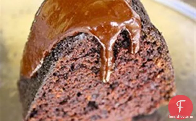 चॉकलेट बूंदा बांदी के साथ हर्डेज़ चिपोटल डार्क चॉकलेट केक