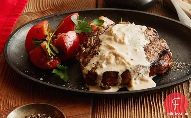 प्याज ब्लू चीज़ सॉस के साथ रिब आई स्टेक