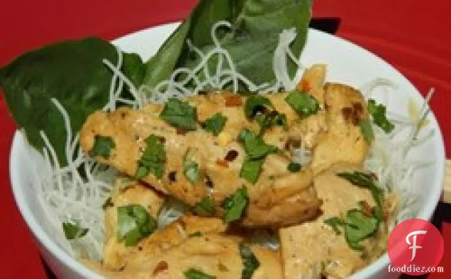 नूडल्स के साथ थाई शैली का चिकन