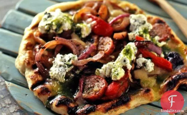 गर्म सॉसेज, ग्रील्ड मिर्च और प्याज और अजवायन की पत्ती रिकोटा के साथ ग्रील्ड पिज्जा