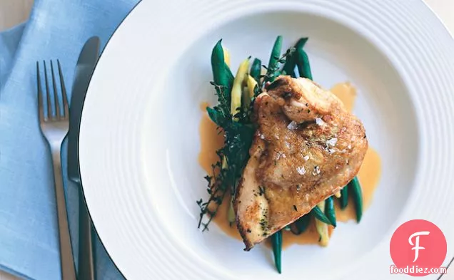 सेम के साथ खस्ता त्वचा तारगोन चिकन