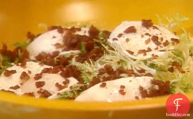 पके हुए अंडे और प्रोसिटुट्टो बिट्स के साथ कड़वा साग