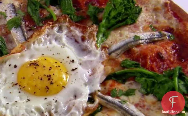 अंडा पिज्जा के साथ मसालेदार सफेद एंकोवी