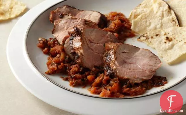 जले हुए टमाटर के साथ पोर्क टेंडरलॉइन-जलपीनो सालसा