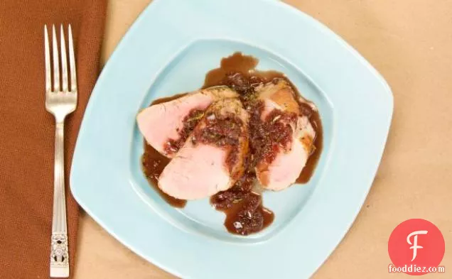 रोज़मेरी बाल्समिक और ऑरेंज सॉस के साथ पैन-सियर्ड पोर्क टेंडरलॉइन