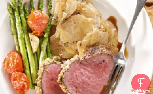 चेरी टमाटर और लहसुन के साथ भुना हुआ शतावरी