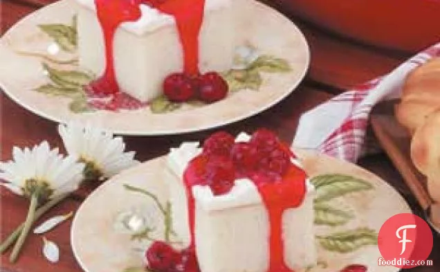 रास्पबेरी सॉस के साथ सफेद केक