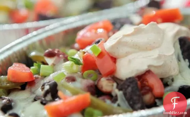 काली मिर्च जैक पनीर के साथ ब्लू कॉर्न चिप नाचोस