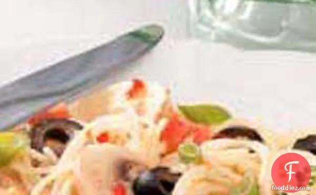 इतालवी ड्रेसिंग के साथ स्पेगेटी सलाद