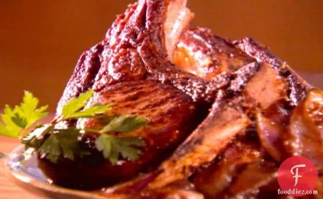 कारमेलाइज्ड लाल प्याज के साथ मोटी कटी हुई सरसों मैरीनेट की हुई पोर्क चॉप्स