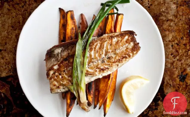 शकरकंद के साथ पैन-भुना हुआ मैकेरल