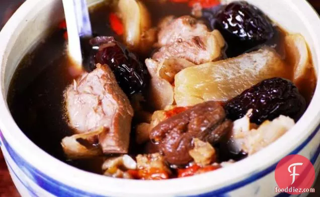 पोर्क स्पेयर पसलियों औषधीय शोरबा में धीमी ब्रेज़्ड: सुओंग नॉन टीम थुओक बेक