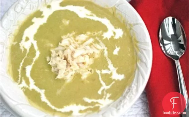 ताजा केकड़े के साथ वसंत शतावरी सूप