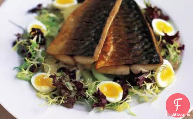 आलू सलाद और ककड़ी के साथ मैकेरल