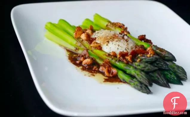 बेकन-हेज़लनट विनैग्रेट और धीमी गति से पका हुआ अंडा के साथ शतावरी