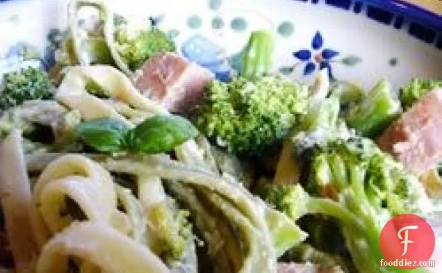 Spinach Fettuccini with Broccoli and Ham