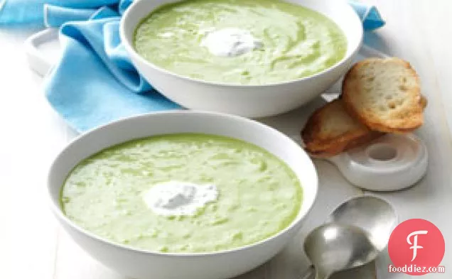 नींबू क्रीम फ्रैची के साथ शतावरी सूप