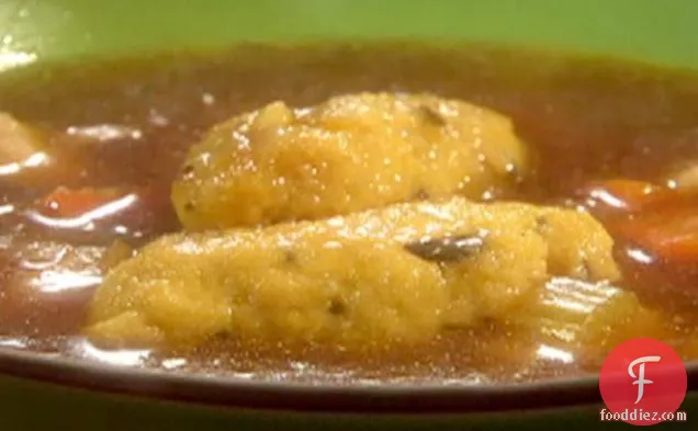 कॉर्नमील ऋषि पकौड़ी के साथ चिकन सूप