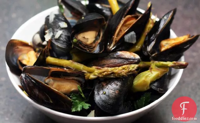 Fresh Mussels With Asparagus