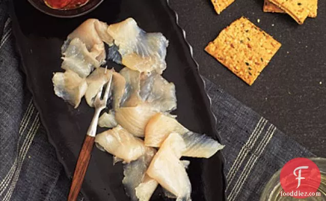 भुना हुआ लाल मिर्च प्यूरी के साथ मैकेरल ग्रेवलैक्स