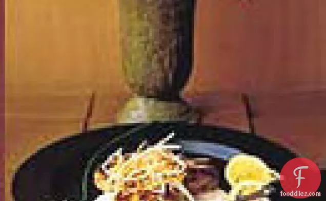 रूट-सब्जी स्लाव के साथ स्मोक्ड मछली केक