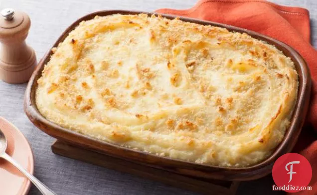 Baked Mashed Potatoes with Parmesan Cheese and Bread Crumbs