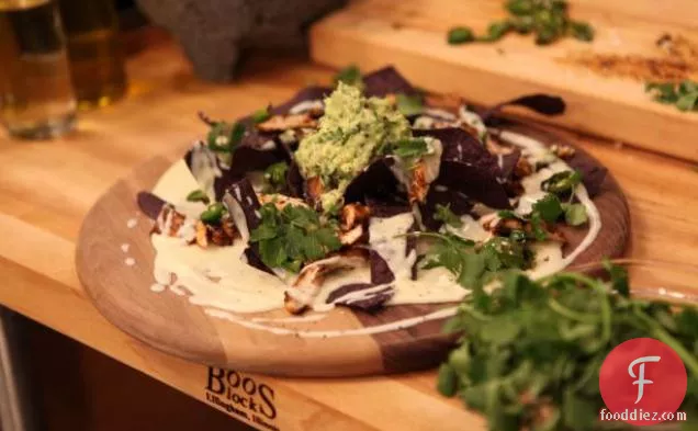 ग्रिल्ड चिपोटल हनी-ग्लेज़ेड चिकन नाचोस मोंटेरी जैक चीज़ सॉस, एवोकैडो रीलिश और जले हुए जलापेनोस के साथ