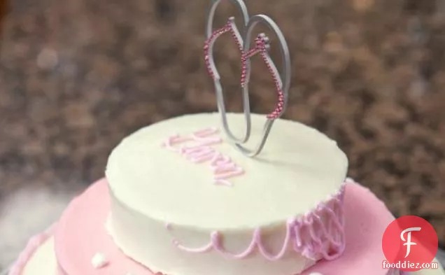 सिर्फ शादी के तीन स्तरीय पाउंड केक