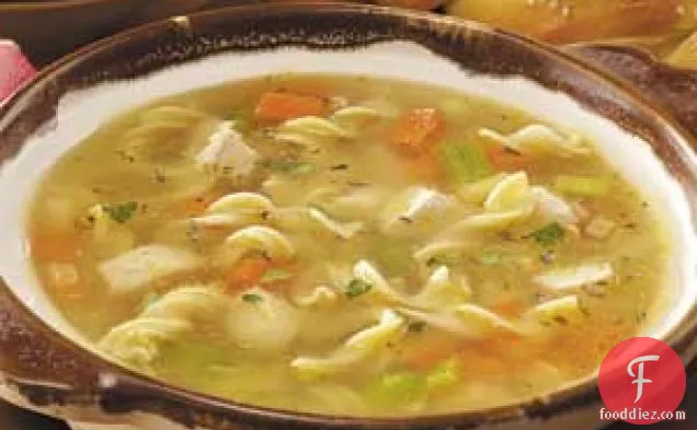 चंकी चिकन नूडल सूप