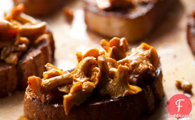 Simply Cooked Chanterelles With Garlic Toast