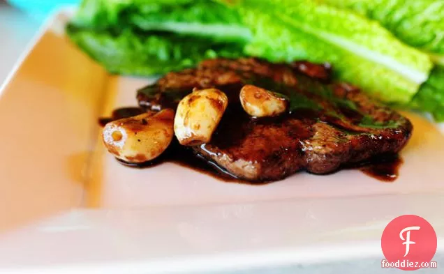 शराब और लहसुन के साथ पोर्क चॉप