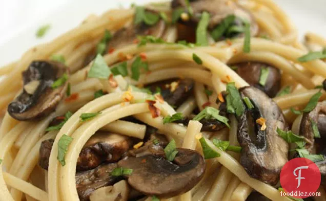 Spaghetti With Mushrooms, Garlic And Oil