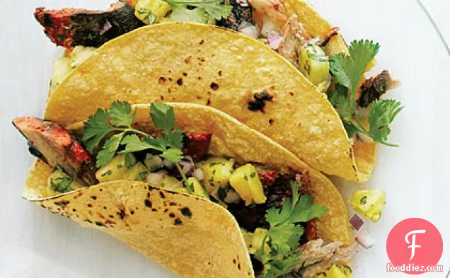 ग्रिल्ड सार्डिन टैकोस के साथ अचियोट, लाइम और पाइनएप्पल सालसा