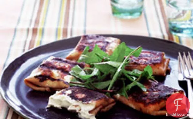 भुना हुआ लहसुन, स्कैलियन और प्रोवोलोन के साथ फ़ोकैसीना