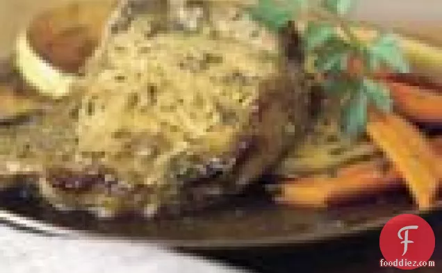 लहसुन और जड़ी बूटियों के साथ पोर्क चॉप