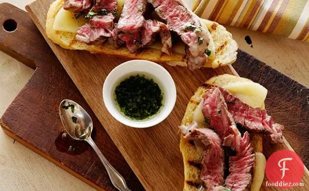 वृद्ध प्रोवोलोन और अजमोद तेल के साथ लहसुन की रोटी पर मिनी ओपन फेस स्टेक सैंडविच