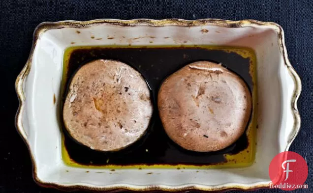 भुना हुआ लहसुन के साथ ढेर पोर्टोबेलो गौडा बर्गर